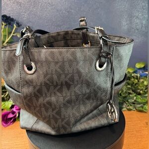 𝐌𝐢𝐜𝐡𝐚𝐞𝐥 𝐊𝐨𝐫𝐬 Sheila Jet Set Black & Silver Signature Coated Canvas Tote GUC